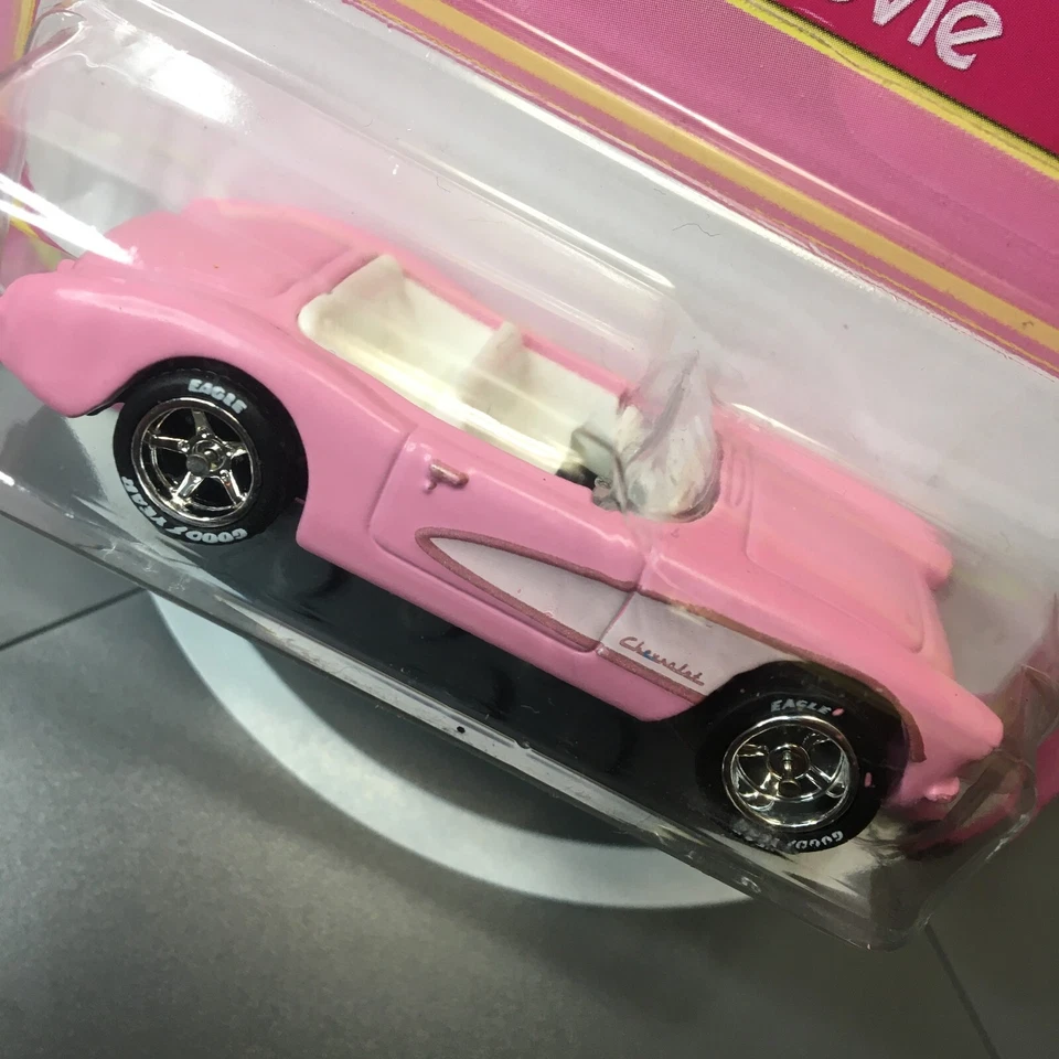 Coche intercambiable de ruedas estilo Super Treasure Hunt Corvette 56 Barbie The Movie Hot Wheels Foto 1 de 4