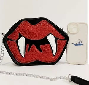 Bolso Bandolera Rojo Brillante Labios Vampiro Con Colmillos Vinilo Negro - Imagen 1 de 3
