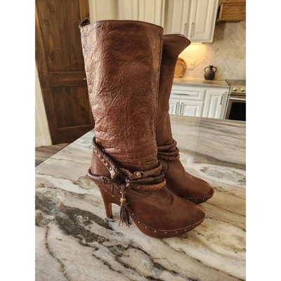 Botas holgadas italianas de piel de oveja de cuero marrón con tachuelas, plataforma de madera para mujer 9s Foto 1 de 4