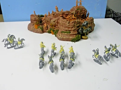 14 Airfix 7th cavalry Mounted  firing  Plastic 1/32 (Aug. Listing) - Image 1 of 4