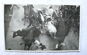 VECCHIA FOTO SPAGNA CORRIDA PAMPLONA CORSA DEI TORI INCIDENTE 1955 - Picture 1 of 2