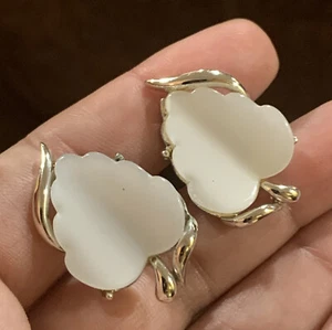 Signed CORO Vintage White Thermoset Leaf Screw Back Earrings 435 - Picture 1 of 3