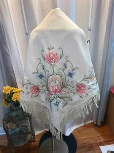 VINTAGE ANTIQUE WOMENS PEASANT FOLK CREAM SHAWL EMBROIDERY FRINGE BEAUTIFUL! - Picture 1 of 10