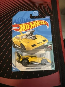 Tarjeta sellada Hot Wheels Treasure Hunt 2020 Dodge Charger Daytona Tooned amarillo - Imagen 1 de 2