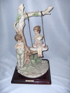 Estatuilla Vintage B. Merli Capodimonte Niño Niña On Swing Italia Firmada BONITA - Imagen 1 de 10