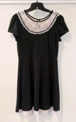 Vestido júnior Midnight Hour preto com colarinho de renda tamanho M - Imagem 1 de 4