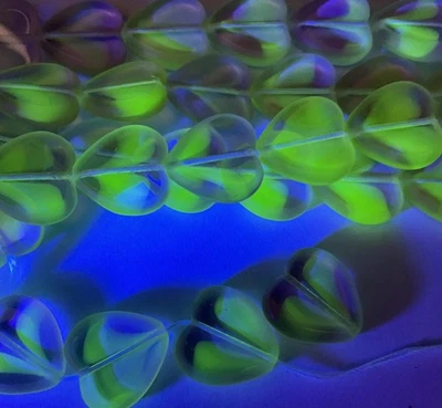 Corazones de cuentas de uranio amarillo rosa de 15 mm 10 piezas. Vidrio checo Foto 1 de 2