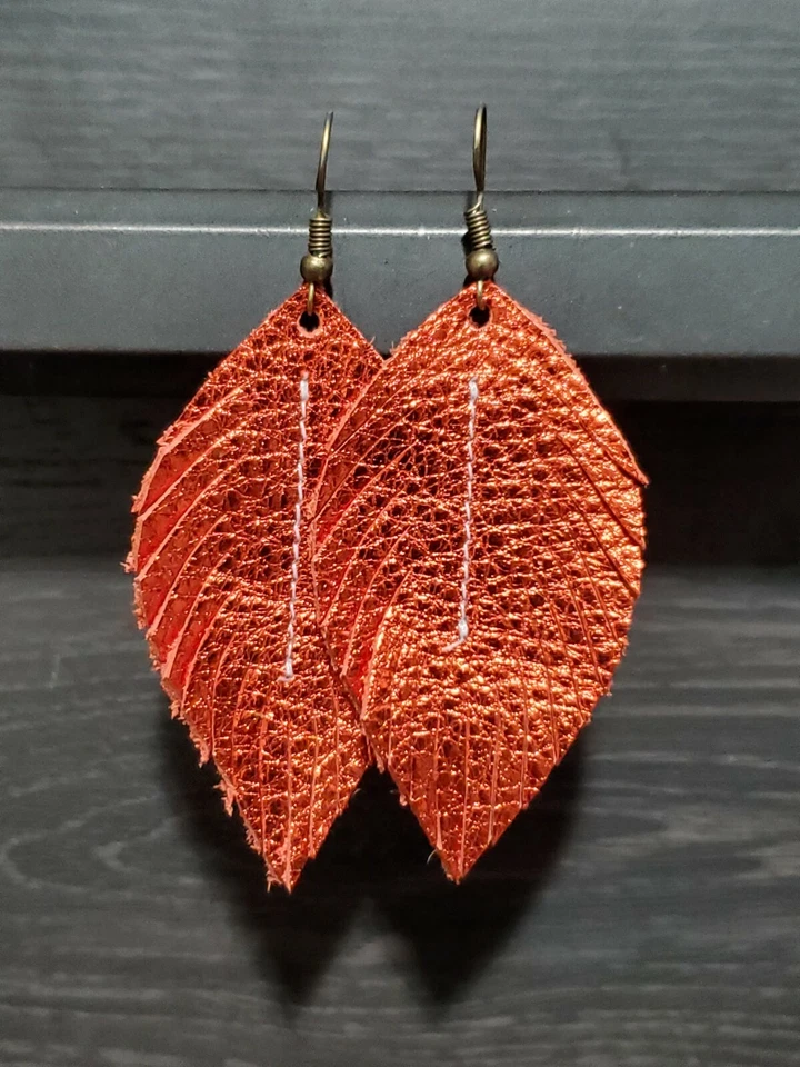 Серьги-перья ручной работы из натуральной кожи металлик оранжевый 2 дюйма - Изображение 1 из 1