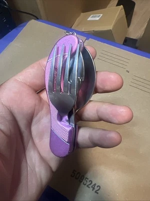 Utensilio de Comida de Camping Multi Herramienta Plegable Tenedor Cuchara Cuchillo Abridor Columbia Rosa Foto 1 de 4