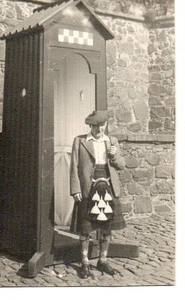 VINTAGE PHOTOGRAPH: MAN WEARING A KILT POSING ON FRONT OF SENTRY BOX - Picture 1 of 1
