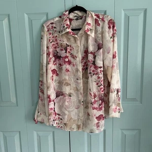 Blusa Chaps para mujer floral transparente con botones 1X rosa beige cuello fluido - Imagen 1 de 10