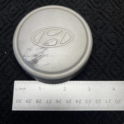 Hyundai Accent OEM Center Wheel Lug Hub Cap Rim Cover 3.25” OD SILVER 70659 BAQ Foto 1 de 4