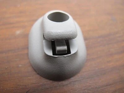 Clip de visera Saturn L100-300 2000-2005 (1) Lt bronceado en excelente estado Foto 1 de 4