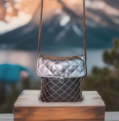 Nuevo Cartera Acolchada Brillante Efecto Plata Esterlina con Correa de Cadena Porta Cartera Foto 1 de 4