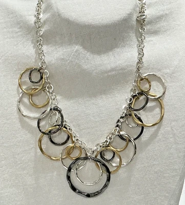 Cadena Alfani firmada tono plata con collar círculos tono oro, plata y peltre Foto 1 de 4