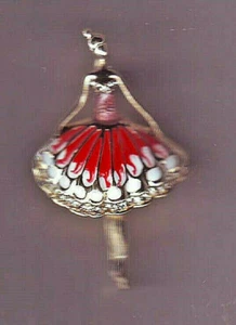 jolie broche metal doré - petite danseuse - robe rouge/ blanc  - Imagen 1 de 2