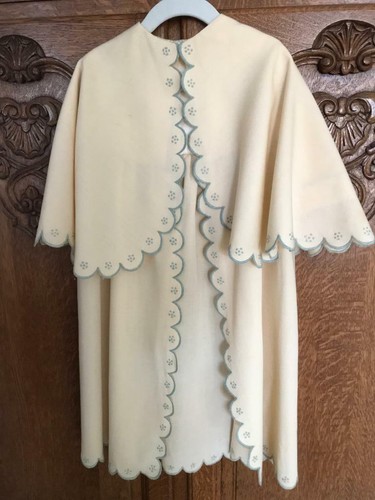 OFF WHITE Bellissimo cappotto vittoriano bambino scialle mantello ~ lana bianco sporco ~ ricamo blu