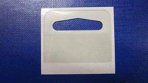 300 selbstklebend 43 x 33 kleine Delta Hängetab Euro-Schlitz-Haken Hängelaschen - Bild 1 von 3