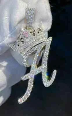 Colgante con corona de diamantes de corte redondo de 2 quilates con letra de oro amarillo de 14 k Foto 1 de 4