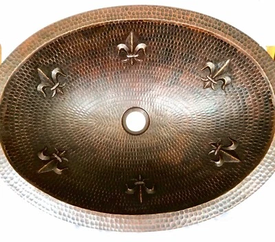 Fregadero de cobre martillado Premier Copper Products Fleur De Lis bajo montaje 19" ovalado Foto 1 de 4