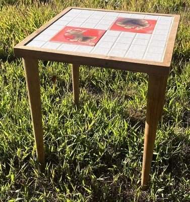 Azulejos de vidrio de madera MCM de colección blanco naranja mosaico mesa auxiliar patas cónicas COMO SE LEE Foto 1 de 4