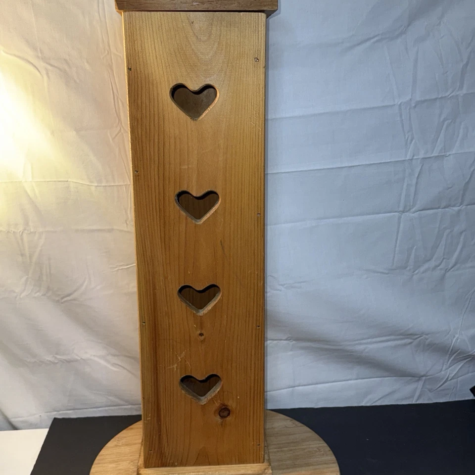 Soporte de papel higiénico vintage hecho a mano de madera maciza recortado en corazón núcleo de cabaña Foto 1 de 4