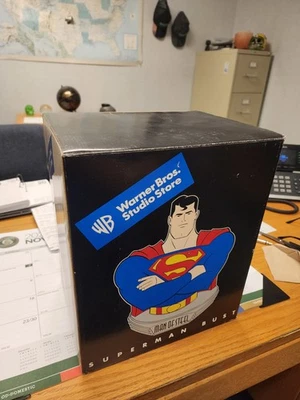 Estatua de Superman Warner Bros Studio Store, serie animada Superman Foto 1 de 4