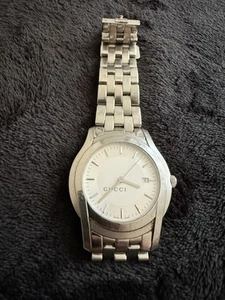GUCCI Men’s Analogue Silver Dial Date Stainless Steel Bracelet Watch 5500 XL - Picture 1 of 6