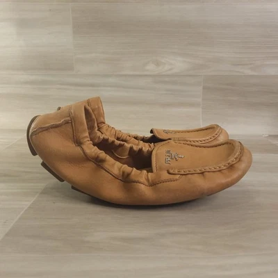 Mocasín Prada Scrunch para mujer color tostado talla 37 cuero plano Italia Milán sin cordones 1DD050 Foto 1 de 4