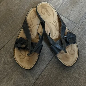 Born Sandals Women's Size 8  Leather Thong Style Flower Strappy  Dark Navy - Picture 1 of 5
