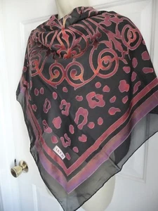 Bufanda AKER Negro Granate Texturizada Bohemia 37"x37" Bordes Enrollados a Mano - Imagen 1 de 6