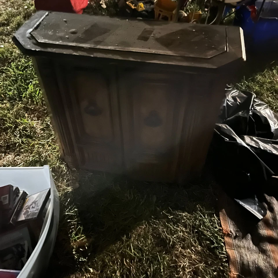 Escritorio vintage con detalle dorado Foto 1 de 1