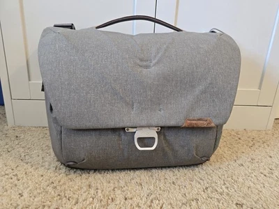 Bolsa para cámara de mensajero diario Peak Design V2 Ash 13L Foto 1 de 4