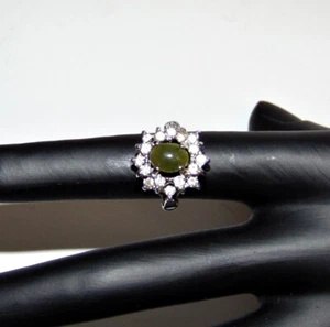 Anello cocktail vintage a grappolo cabochon di giada e strass - UNCAS Mfg Co. - Foto 1 di 7