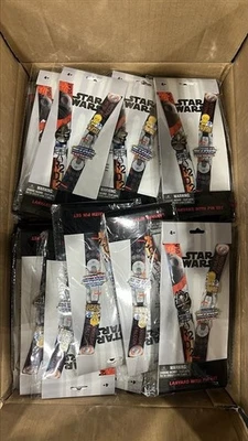 Star Wars Trading Starter Juego de 3 prendedores esmaltados y cordón - FUNDA DE 72 Foto 1 de 4