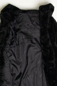 Manteau fausse fourrure à capuche noire