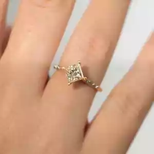Anello di fidanzamento diamante coltivato in laboratorio 1,20 ct IGI GIA taglio principessa oro giallo 14K - Foto 1 di 8