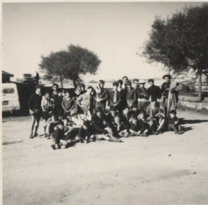 ALTES VINTAGE FOTO PFADFINDER GRUPPE POSIERT IM PARK 60er Jahre - Bild 1 von 2