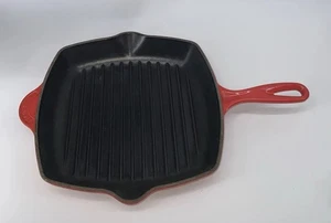 Parrilla de sartén de hierro fundido rojo esmaltado Le Creuset de 10,25" con mango auxiliar - Imagen 1 de 14