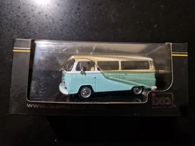 Escala 1:43 IXO 1971 Volkswagen Kombi Wagon Bus luz azul e branco CLC102 - Imagem 1 de 4