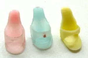 3 scarpe Barbie vintage singole senza fiammiferi Hong Kong Giappone rosa blu giallo - Foto 1 di 7