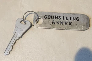RARE VINTAGE THOMASTON MAINE STATE PRISON JAIL GUARD COUNSILING ANNEX KEY TAG - Picture 1 of 3