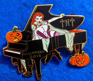 TNT HOLLYWOOD HARD ROCK HALLOWEEN SEXY VAMPIRO CAFÉ CHICA PIANO DE COLA 2014 PIN LE - Imagen 1 de 1