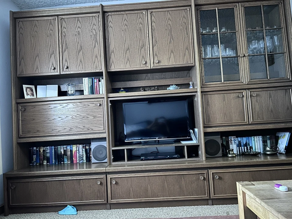 alter Holzschrank - Bild 1 von 1