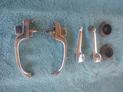 1967 DATSUN ROADSTER 1600 FAIRLADY PAIR RH LH WINDOW DOOR HANDLES WINDOW CRANKS Foto 1 de 4