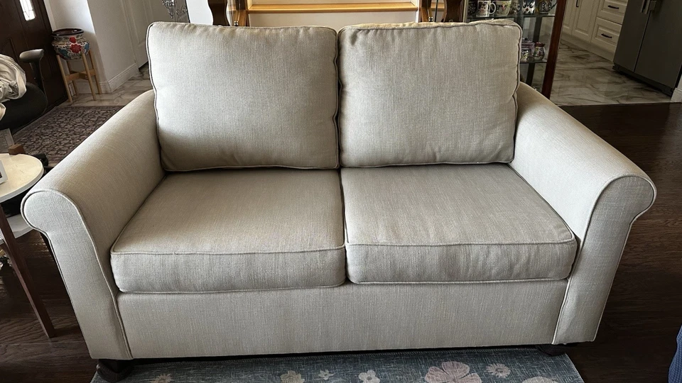 Loveseat tapizado Pottery Barn Cameron con brazo enrollable 63" tejido de canasta avena Foto 1 de 4