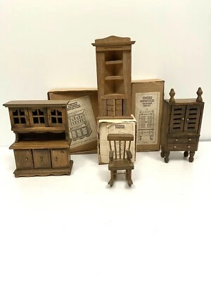Lote de 4 miniaturas de madera americana Concord de colección casa de muñecas High Boy Curio Foto 1 de 4