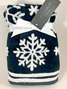 TAHARI WINTER SNOWFLAKES Black / White (2-Pc Set) PLUSH BATHROOM HAND TOWELS New - Picture 1 of 3