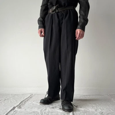 Calças de terno listradas com fivela traseira alemã antiga década de 1930 - Imagem 1 de 4