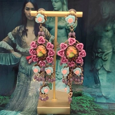 Pendientes colgantes vintage de oro con araña floral multicolor de Michal Negrin Foto 1 de 4